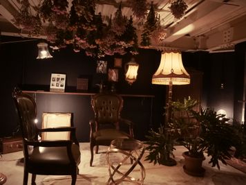 スペースサイズ目安
およそ4000mm×4700mm
天井高2300mmこじんまりして落ち着く小さなお部屋です
 - Litereer リテリア 撮影スペース　ワークスペースの室内の写真