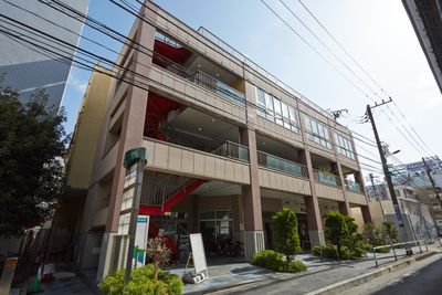 エレベータ横の赤い階段が目印のビル - ブリアサロン【世田谷-用賀駅 歩１分】🎹ピアノ📶高速WIFI 防音室B【駅２分】🎵ピアノ有の外観の写真