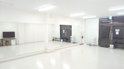 1面ミラー　幅7.8m高さ２ｍ
ホワイト基調の清潔なスタジオです。 - レンタルダンススタジオ屋島店 レンタルスタジオsimasima/屋島店の室内の写真