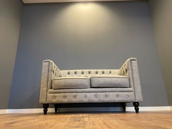 お客様をお迎えするには 素敵なソファーで ♪ - @niconal サロンスペースの室内の写真