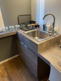 ミニキッチン
ノンカフェインのお茶を三種
カップ×２
ご用意させて頂いております。
ご自由に お使い下さい ♪ - @niconal サロンスペースの室内の写真