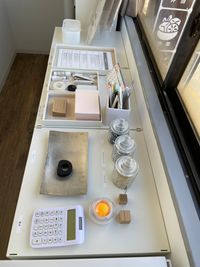 ストック内部備品
文具
電卓
ヘアゴム
メモ帳
お会計用紙
爪切り
他 - @niconal サロンスペースの設備の写真