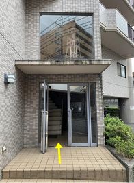 階段で2階へ - ヨガ・サロン系スタジオR2Dの外観の写真