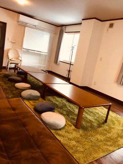 広い個室。
テーブルは3台同じものがあります。１４人は座れます。ホワイトボードもあります。 - Ｍaruyama Birdの室内の写真