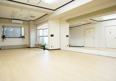 移動するダンスであれば7～8名くらいがちょうどよいです。ヨガであれば8～10名ほど入っていただけると思います。 - レンタルスタジオ キブラの室内の写真