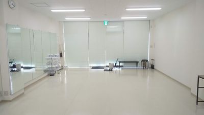 ブラインドで外部から見えないようにできます。 - レンタルダンススタジオ屋島店 レンタルスタジオsimasima/屋島店の室内の写真