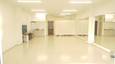 ホワイト基調の清潔なスタジオです。 - レンタルダンススタジオ屋島店 レンタルスタジオsimasima/屋島店の室内の写真