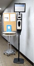 ビルエントランスに検温器、手指消毒液が設置されています。 - 三豊ビル 1名様でのスペース305の設備の写真