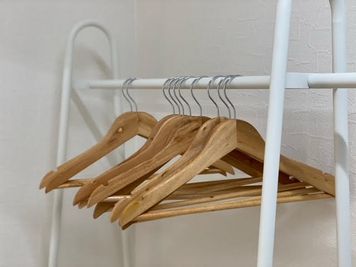 ハンガーラックもあります。（10名分のハンガー） - レンタルスタジオ キブラの室内の写真