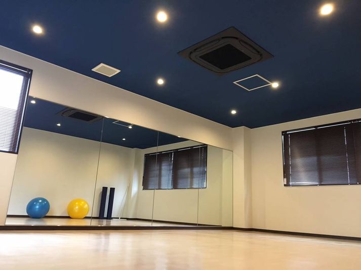 大きな鏡が2面あり、イベント開催やヨガ、ダンスの練習に最適。
音響もあります。 - アップビー　ヨガ＆トレーニングスタジオ レンタルスタジオの室内の写真