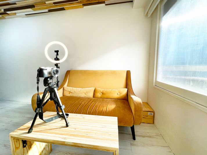 新宿駅すぐ　動画撮影・貸し会議室 - プラスペ新宿西口　鑑賞会/動画配信/会議/オフ会