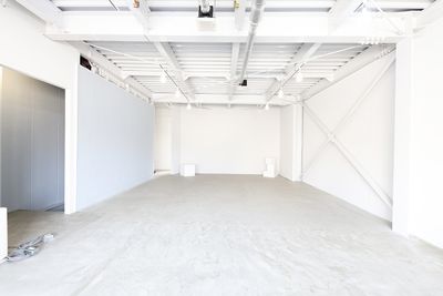 天井高3.8mの白いシンプルな空間。 - スタジオヒュッテ N4スタジオの室内の写真