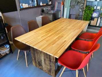 大きなテーブル。作業台としても。（180cm×90cm） - decoroom住吉 多目的スペースの室内の写真