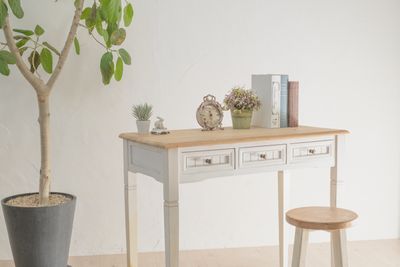 アンティークデスクとスツール - Mystudio柏の葉 セルフ撮影フォトスタジオの室内の写真