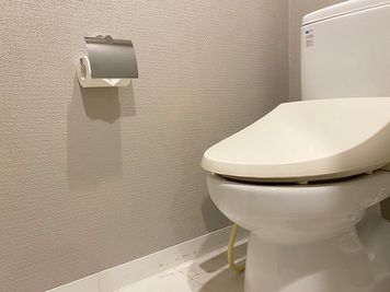 トイレ - レンタルサロンatto レンタルサロンattoなんばの室内の写真