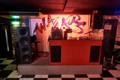 DJブースもありますので、音楽を流すことも大きな音で可能です。 - レンタルスペースWAAAPS ダンスレッスン＆音楽活動に最適の室内の写真