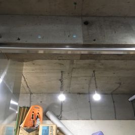 画面上のコンサートの梁の分天井を打ち抜き広々した空間となっております。 - レンタルフリースペース 多目的レンタルスペースの室内の写真