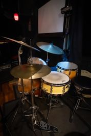 台湾製ソナー - ライブスペース中野ピグノウズ（防音・グランドピアノ・ドラム他） Bar丸ごと貸し切りライブ＆パーティー！グランドピアノ・ドラムの室内の写真