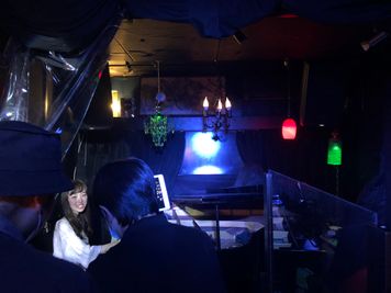 動画撮影 - ライブスペース中野ピグノウズ Bar丸ごと貸し切りライブ＆パーティー！グランドピアノ・ドラムの室内の写真