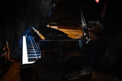 カワイのグランドピアノ - ライブスペース中野ピグノウズ（防音・グランドピアノ・ドラム他） Bar丸ごと貸し切りライブ＆パーティー！グランドピアノ・ドラムの室内の写真