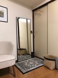 お着替えスペースは全身ミラーと衣類カゴ付き - 二子玉川駅徒歩５分レンタルサロン エステ＆リラクゼーションの室内の写真