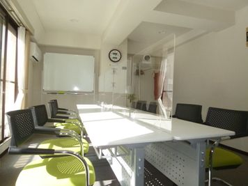 コロナ感染防止アクリル板 - Space Joy 東銀座 貸し会議室、レンタルスペースの室内の写真