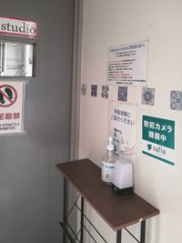 各所に防犯カメラ、手指消毒液の設置をしお客様の安心安全を最優先しています - SK.DANCE STUDIO ダンススタジオの設備の写真