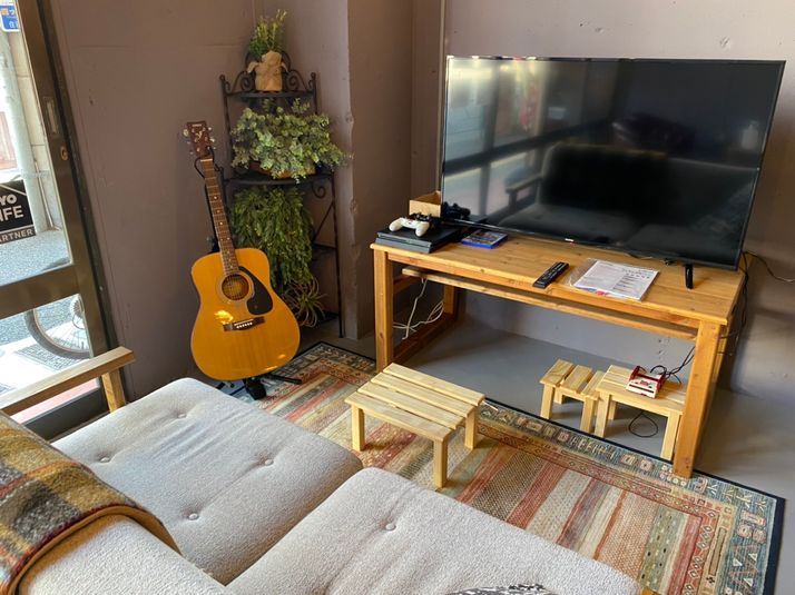 50型テレビ、ギター、プレーステーション４、テレビゲーム - decoroom住吉 多目的スペースの室内の写真