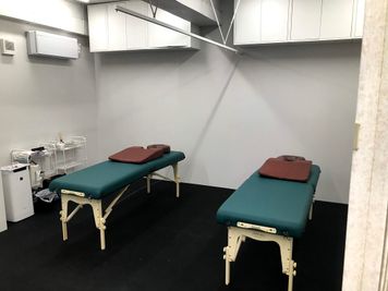 ベッドも2台ご用意しそれぞれをカーテンで仕切ることも可能です。 - スピッツェンパフォーマンス レンタルスタジオ兼会議室の室内の写真