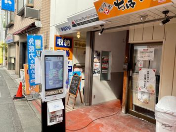 経堂駅すずらん通り右側です。 - スピッツェンパフォーマンス レンタルスタジオ兼会議室の入口の写真