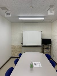 モニタ、ホワイトボードは無償貸出しします。 - コワーキングスペース・Somethin' ELSE 会議室Bの室内の写真