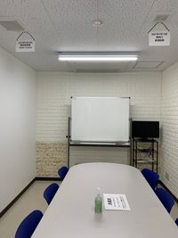 モニタ、ホワイトボードは無償貸出しします。 - Somethin' ELSE 会議室Bの室内の写真