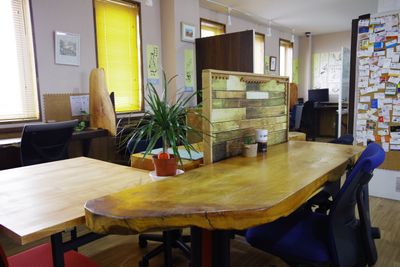 木の手作りテーブル - コワーキングスペース・Somethin' ELSE フリースペース(共有スペース)の室内の写真