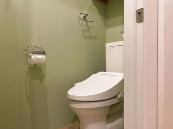 トイレ - レンタルサロンatto レンタルサロンatto心斎橋の室内の写真