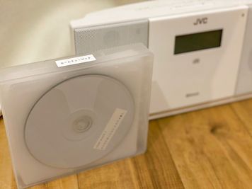 CDラジオ。ヒーリングやスパ系のCDを6枚ほどご用意してます。 - レンタルサロンatto レンタルサロンatto心斎橋の設備の写真