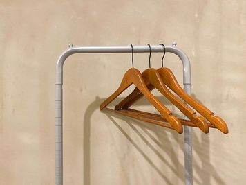 お客さま用ハンガー - レンタルサロンatto レンタルサロンatto心斎橋の設備の写真