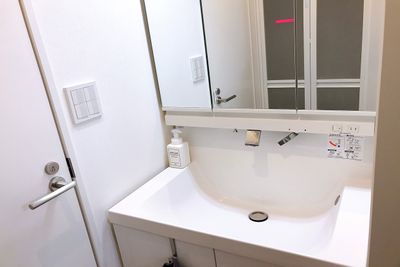 三面鏡洗面台 - ルームス ヒュッゲ　多目的スペースの設備の写真