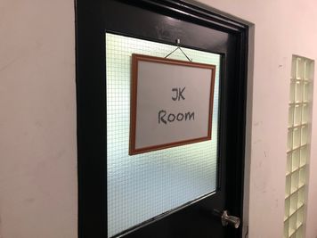 JK Room 虎ノ門 レッスンスタジオの入口の写真