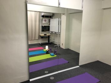 レッスン用鏡 - JK Room 虎ノ門 レッスンスタジオの室内の写真