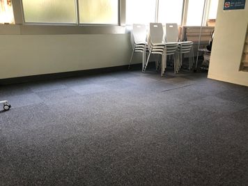 自然光も抜群です！
レッスン用レイアウト
 - JK Room 虎ノ門 大和ビル 撮影スタジオの室内の写真