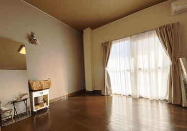 折りたたみベッドをしまって、2～3名でヨガや瞑想などにもご利用いただけます。 - 神戸レンタルサロンCHAKRA 「CHAKRA」住吉店の室内の写真
