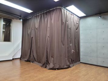 防音カーテンは着替えスペースとしても使えます☆ - レンタルスタジオ BigTree 岸和田店の室内の写真