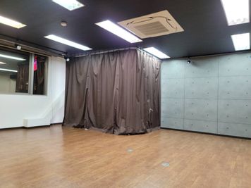 防音カーテンは着替えスペースとしても使えます☆ - レンタルスタジオ BigTree 岸和田店の室内の写真