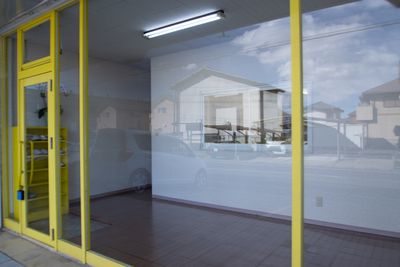黄色い枠の、大きなガラス張りが目印の店舗です。 - 【栃木県佐野市】スタジオキビス ダンスができるレンタルスペース丨スタジオキビスの入口の写真