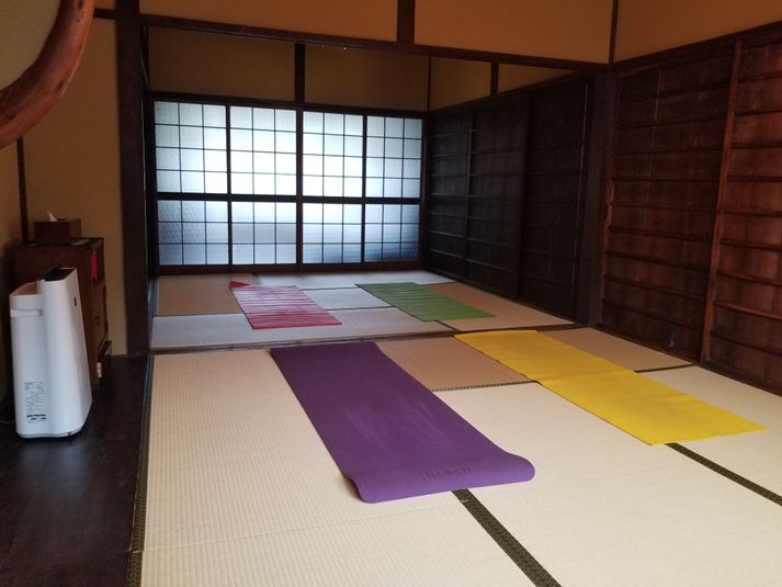 スペースは17.3㎡(10.5畳分)。4名様でしたら充分にスペースを確保できます。
天井高が2.7mありますので開放的な空間でご利用いただけます。 - 癒しの古民家Kyoto Knot レンタルスタジオの室内の写真