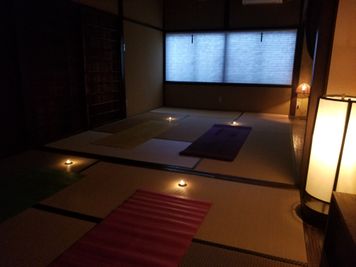夕暮れから夜にかけて、アンティークなフロアーランプやキャンドルを使い、ひと時の瞑想スペースとしてみてはいかがでしょうか？ - 癒しの古民家Kyoto Knot レンタルスタジオの室内の写真