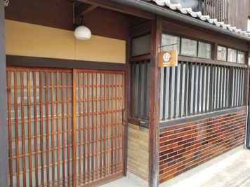 レトロなタイルが目印です。 - 癒しの古民家Kyoto Knot レンタルスタジオの外観の写真