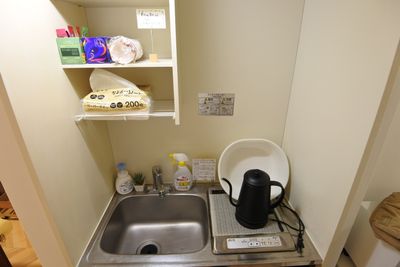 電気ケトル、紙コップ、フリードリンクご用意しております - 福岡レンタルサロン Babu薬院 完全個室のプライベートサロンの室内の写真