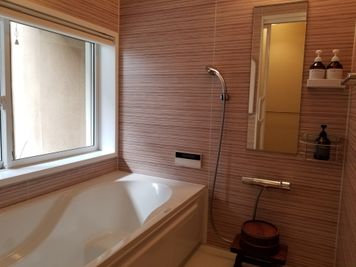 裏庭を望める浴室。足を伸ばせる長さのバスタブで、レッスン前後のリラクゼーションタイムはいかがですか？ - 癒しの古民家Kyoto Knot レンタルスタジオの室内の写真