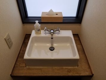 木のぬくもり感じるナチュラルな洗面所です。 - 癒しの古民家Kyoto Knot レンタルスタジオの室内の写真